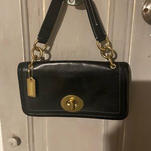 Coach clutch in excellent condition. No rips, tears, scratches or blemishes.
